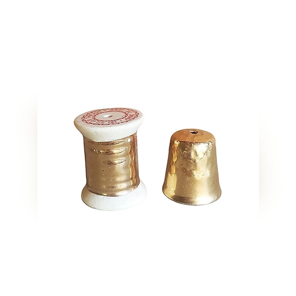 Vintage Arcadia miniature salt and pepper shakers. Thread and thimble - Picture 1 of 3